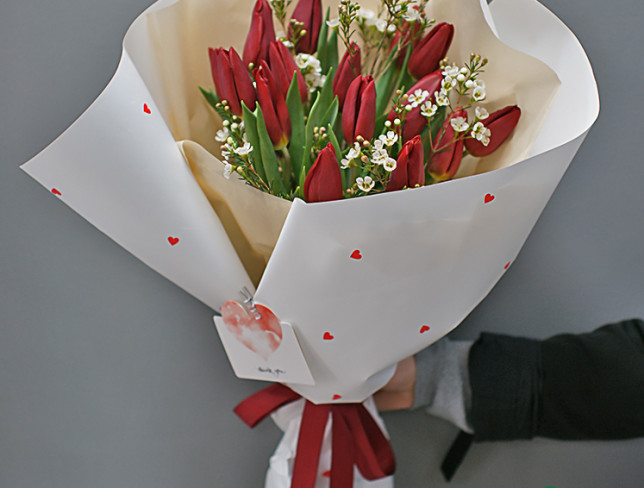 Букет из бордовых тюльпанов и ваксфлауэр ''Весенний привет'' Фото